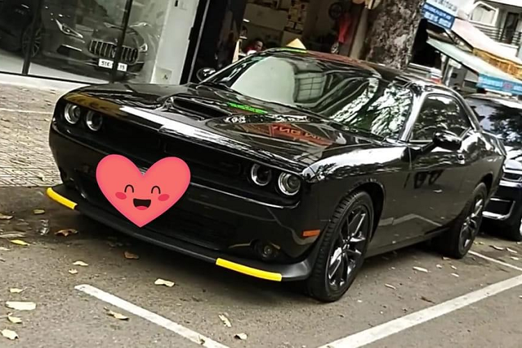 Mới đây, một chiếc Dodge Challenger GT siêu hiếm tại Việt Nam xuất hiện tại TP.HCM, chiếc xe nay thuộc đời 2021 và mang biển số Hà Nội. Đáng chú ý là người sở hữu món hàng hiếm này không ai khác chính là ông Đặng Lê Nguyên Vũ.