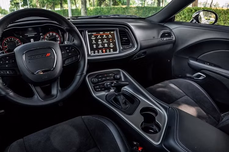 Bên trong khoang nội thất, Dodge Challenger 2021 mới tiếp tục thể hiện sự cơ bắp với tâm điểm là hệ thống màn hình trung tâm nối liền cụm đồng hồ lái. Thiết kế của xe theo xu hướng thể thao nên sẽ không quá sang trọng ở đây. Tuy nhiên, cách bố trí mọi chi tiết đều hướng về người lái giúp việc điều khiển xe dễ dàng hơn.