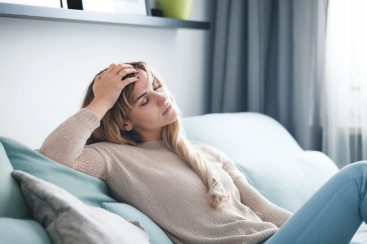 Mệt mỏi: Cơ thể bị thiếu vitamin D có thể khiến bạn thường xuyên bị mệt mỏi, xuống sức và giảm độ bền vì chất dinh dưỡng này rất cần thiết để duy trì năng lượng. Điều này có thể khiến bạn gặp khó khăn trong việc thực hiện công việc hàng ngày và hoạt động thể chất. Theo nghiên cứu năm 2015 được công bố trên tạp chí Global Journal of Health Science, trong số những người tham gia báo cáo thường xuyên mệt mỏi, khoảng 89% người có mức vitamin D thấp. Ảnh: Eatthis. 