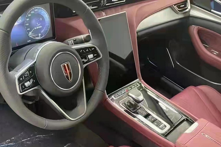 Tương tự đầu xe và đuôi xe, khu vực sườn xe của Hồng Kỳ H5 2022 cũng có nhiều chi tiết mạ crôm dùng để trang trí như viền cửa sổ hay nẹp dưới cửa. Nhìn chung, mẫu xe này có kích thước nhỏ gọn hơn Hồng Kỳ H9 nhưng vẫn được định vị trong phân khúc sedan cỡ trung.