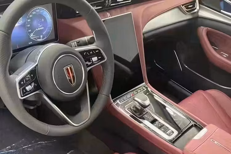 Tương tự đầu xe và đuôi xe, khu vực sườn xe của Hồng Kỳ H5 2022 cũng có nhiều chi tiết mạ crôm dùng để trang trí như viền cửa sổ hay nẹp dưới cửa. Nhìn chung, mẫu xe này có kích thước nhỏ gọn hơn Hồng Kỳ H9 nhưng vẫn được định vị trong phân khúc sedan cỡ trung.