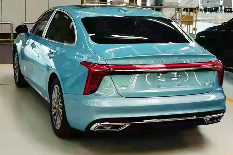 Nằm hai bên lưới tản nhiệt là dải đèn LED định vị ban ngày có thiết kế thanh mảnh và sắc sảo. Trong khi đó, đèn pha chính của xe nằm bên dưới, ở hai góc của cản trước. Riêng đèn chờ dẫn đường của xe được đặt ở hai bên lưới tản nhiệt. Bên dưới cản trước có thêm một nẹp mạ crôm, kéo dài sang hai bên chắn bùn nhằm tăng vẻ cao cấp cho mẫu sedan hạng D này.