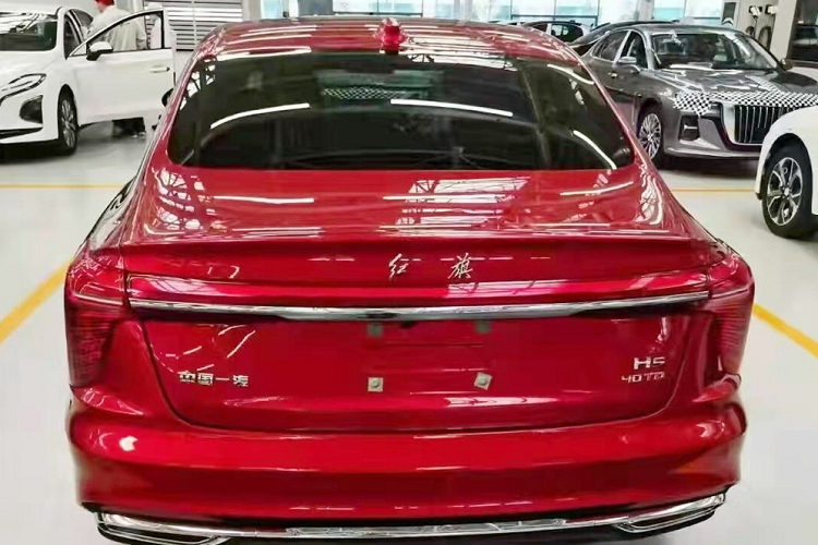 Ngoài ra, Hồng Kỳ H5 2022 còn có cần số nhỏ gọn, phanh tay điện tử, tính năng tự động giữ phanh tạm thời và sạc điện thoại thông minh không dây. Đáng tiếc là chưa có thông tin về động cơ của Hồng Kỳ H5 2022.