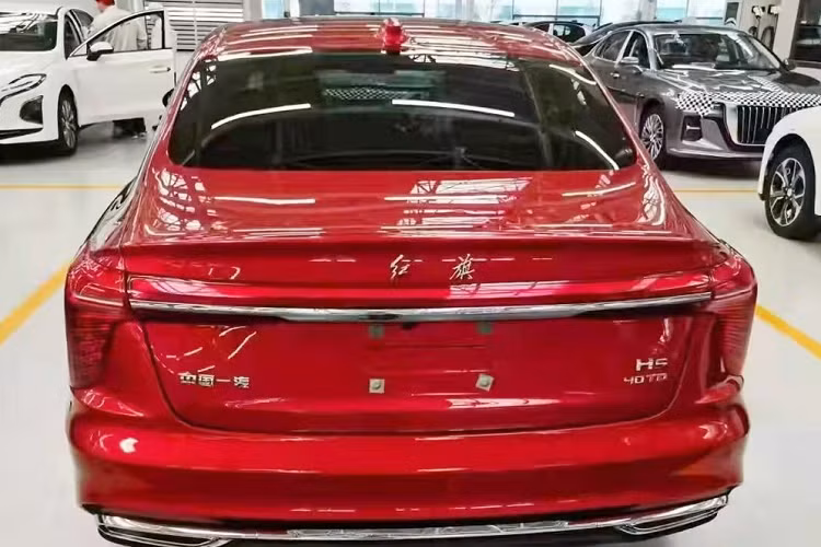 Ngoài ra, Hồng Kỳ H5 2022 còn có cần số nhỏ gọn, phanh tay điện tử, tính năng tự động giữ phanh tạm thời và sạc điện thoại thông minh không dây. Đáng tiếc là chưa có thông tin về động cơ của Hồng Kỳ H5 2022.