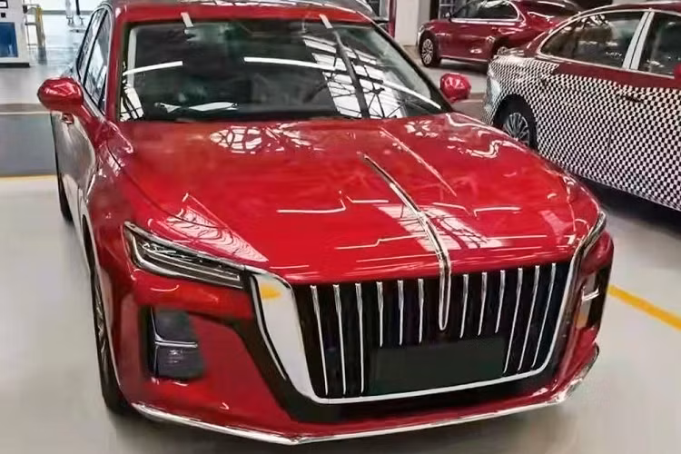 Hồng Kỳ (Hongqi) H5 là dòng sedan cỡ trung đã được bày bán tại thị trường Trung Quốc từ năm 2017 đến nay. Sau 5 năm có mặt trên thị trường, mẫu sedan từng được phát triển dựa trên cơ sở gầm bệ của Mazda6 này chuẩn bị bước sang thế hệ mới. Những hình ảnh rò rỉ của Hồng Kỳ H5 2022 mới đã chứng tỏ điều đó.