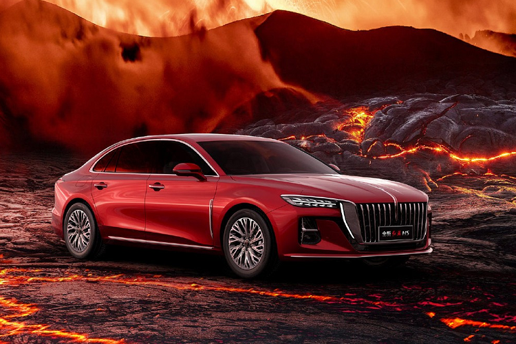 Đằng sau Hồng Kỳ H5 2022 xuất hiện cụm đèn hậu với thiết kế lấy cảm hứng từ Thiên An Môn giống H9. Nằm giữa 2 đèn hậu là dải đèn LED và nẹp mạ crôm khiến phần đuôi xe trông như rộng hơn. Ngoài ra, Hồng Kỳ H5 mới còn có 2 đầu ống xả giả hình chữ nhật, bao quanh bằng nẹp mạ crôm.