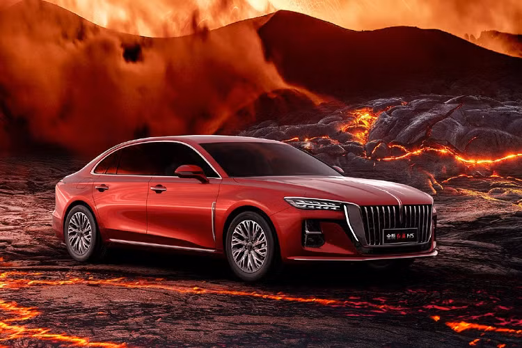 Đằng sau Hồng Kỳ H5 2022 xuất hiện cụm đèn hậu với thiết kế lấy cảm hứng từ Thiên An Môn giống H9. Nằm giữa 2 đèn hậu là dải đèn LED và nẹp mạ crôm khiến phần đuôi xe trông như rộng hơn. Ngoài ra, Hồng Kỳ H5 mới còn có 2 đầu ống xả giả hình chữ nhật, bao quanh bằng nẹp mạ crôm.