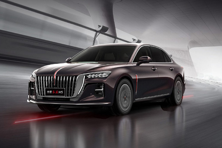 Tương tự Hồng Kỳ H9 hiện đang bán chính hãng tại Việt Nam, H5 thế hệ mới cũng được trang bị lưới tản nhiệt cỡ lớn trên đầu xe. Lưới tản nhiệt này đi kèm những nan mạ crôm nằm dọc, gợi liên tưởng đến hình ảnh thác nước. Ngoài ra, ở giữa lưới tản nhiệt còn có đường màu đỏ kéo dài lên nắp ca-pô vốn là đặc điểm nhận dạng của xe Hồng Kỳ.