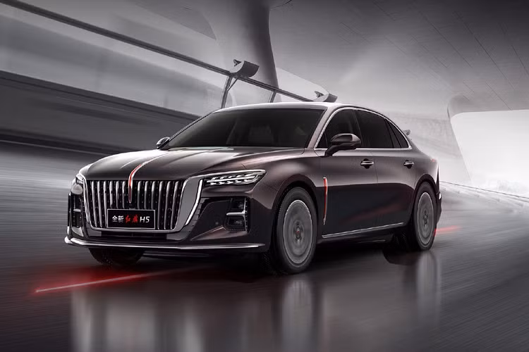 Tương tự Hồng Kỳ H9 hiện đang bán chính hãng tại Việt Nam, H5 thế hệ mới cũng được trang bị lưới tản nhiệt cỡ lớn trên đầu xe. Lưới tản nhiệt này đi kèm những nan mạ crôm nằm dọc, gợi liên tưởng đến hình ảnh thác nước. Ngoài ra, ở giữa lưới tản nhiệt còn có đường màu đỏ kéo dài lên nắp ca-pô vốn là đặc điểm nhận dạng của xe Hồng Kỳ.