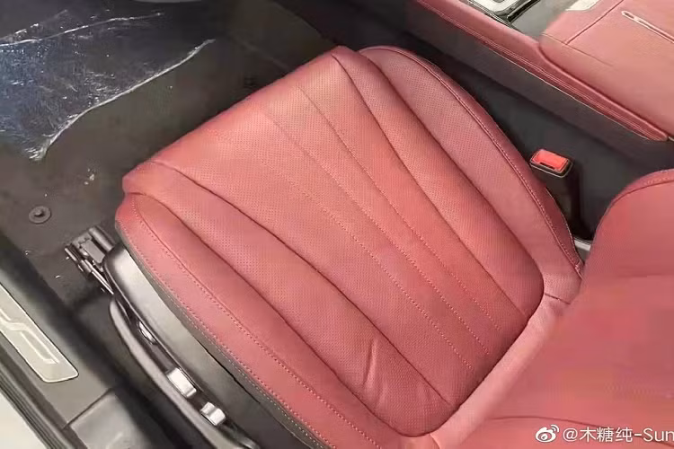 Trái ngược với ngoại thất, nội thất của Hồng Kỳ H5 mới không có thiết kế giống H9. Bên trong mẫu sedan hạng D này là không gian nội thất bọc da phối 2 màu, đi kèm màn hình thông tin giải trí nằm dọc khá lớn, nối liền với cụm điều khiển trung tâm. Đằng sau vô lăng tích hợp phím chức năng của xe là bảng đồng hồ kỹ thuật số với màn hình LCD.