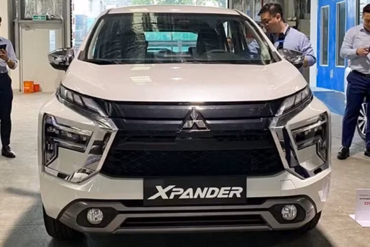  Mitsubishi Xpander 2022 tại Việt Nam phiên bản nâng cấp facelift mới sắp sửa ra mắt chính thức. Mức giá bán dự kiến được tiết lộ bởi đại lý cho các phiên bản như sau: Xpander MT (lắp ráp trong nước): 555 triệu đồng; Xpander AT-L: 595 triệu đồng; Xpander AT-H: 645 triệu đồng.