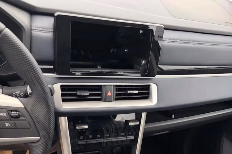 Nội thất Xpander 2022 được nâng cấp thiết kế, sử dụng màn hình giải trí trung tâm 9 inch mới. Cụm điều khiển hệ thống điều hoà sử dụng 3 núm xoay cũ đã được loại bỏ, thay vào đó là 2 nút điều chỉnh mức gió và nhiệt độ mới dạng lẫy được mạ crôm, trông hiện đại hơn trước. Xe sử dụng phanh tay điện tử với tính năng giữ phanh tự động (AH).