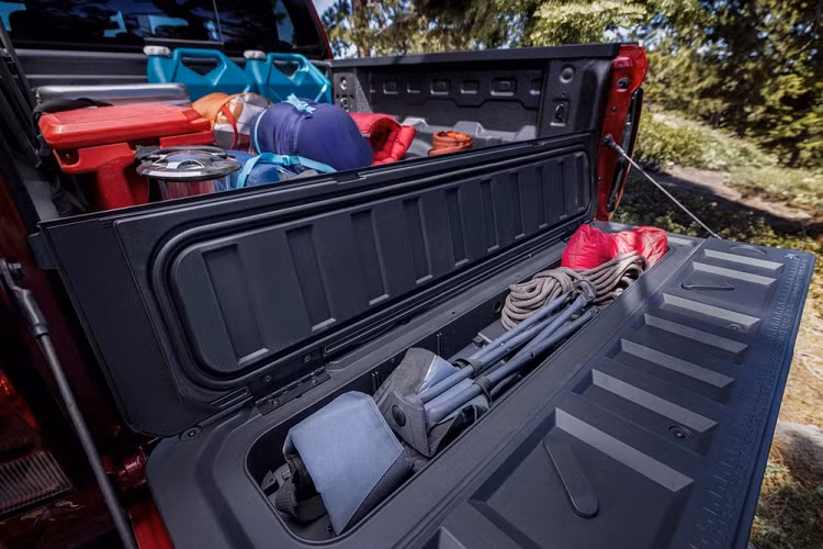 Không để người tiêu dùng thất vọng, tập đoàn GM đã thổi làn gió mới cho nội thất của Chevrolet Colorado 2023 theo phong cách sang trọng và công nghệ cao hơn. Trước mặt người lái là vô lăng 3 chấu cùng mặt táp-lô hiện đại với cửa gió điều hòa hình tròn, gợi liên tưởng đến Chevrolet Camaro hoặc Blazer EV. Ngoài ra, xe còn có cụm điều khiển trung tâm mới với nắp che của ngăn chứa đồ có thể mở ở bất kỳ hướng nào.