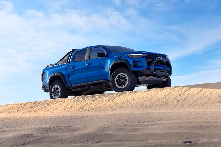 Một tin buồn cho người dùng là Chevrolet Colorado 2023 không có hệ thống hỗ trợ lái bán tự động Super Cruise. Tuy nhiên, ngay từ bản WT tiêu chuẩn, xe đã được trang bị phanh khẩn cấp tự động, cảnh báo va chạm phía trước, phanh tránh va chạm với người đi bộ phía trước, đèn pha IntelliBeam, hỗ trợ giữ làn đường và cảnh báo lệch làn đường