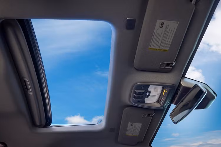 Mở nắp ca-pô của Chevrolet Colorado 2023, người lái sẽ tìm thấy động cơ xăng 4 xi-lanh, tăng áp, dung tích 2.7L mới, dùng chung với người anh em Silverado. Động cơ này có 3 phiên bản khác nhau với sức mạnh lần lượt là 237 mã lực/351 Nm, 310 mã lực/528 Nm và 310 mã lực/582 Nm. Dù ở phiên bản nào, động cơ cũng đồng hành với hộp số tự động 8 cấp với khả năng chuyển số mượt hơn và thời gian về số nhanh hơn.