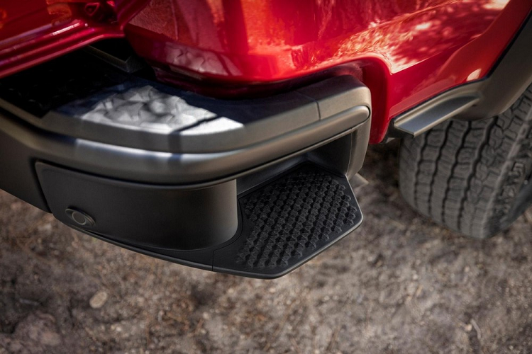 Trong khi đó, khu vực phía sau của Chevrolet Colorado 2023 được thiết kế hiện đại với đèn hậu nằm dọc và bệ bước chân ở hai bên thùng xe, tương tự đối thủ Ford Ranger thế hệ mới. Bên trong thùng sau có 8 móc, nhiều ngăn chứa đồ và ổ điện 110V. Đặc biệt, trên cửa thùng sau còn có một ngăn chứa đồ kín nước, rộng 1.143 mm và sâu 101 mm, để chứa dụng cụ, thiết bị như dây kéo hoặc đóng vai trò như ngăn mát. 