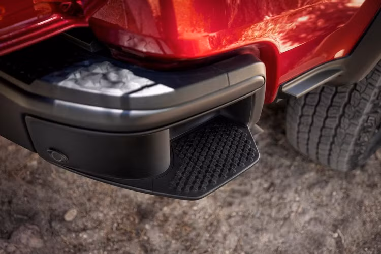 Trong khi đó, khu vực phía sau của Chevrolet Colorado 2023 được thiết kế hiện đại với đèn hậu nằm dọc và bệ bước chân ở hai bên thùng xe, tương tự đối thủ Ford Ranger thế hệ mới. Bên trong thùng sau có 8 móc, nhiều ngăn chứa đồ và ổ điện 110V. Đặc biệt, trên cửa thùng sau còn có một ngăn chứa đồ kín nước, rộng 1.143 mm và sâu 101 mm, để chứa dụng cụ, thiết bị như dây kéo hoặc đóng vai trò như ngăn mát. 