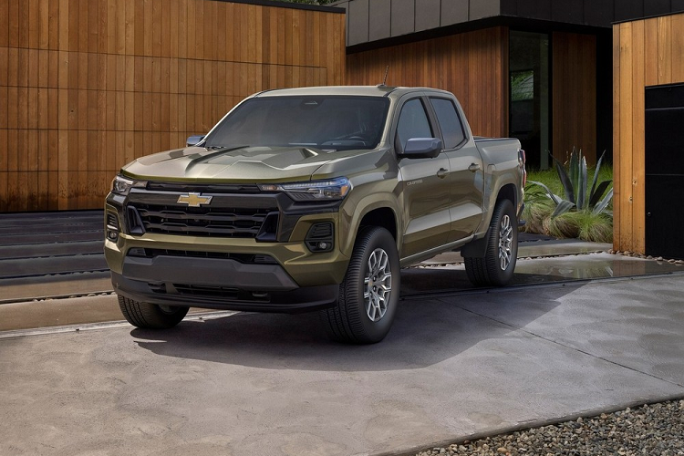 Theo tập đoàn GM, bán tải Chevrolet Colorado 2023 được phát triển dựa trên cơ sở gầm bệ mới nên kích thước cũng thay đổi. Theo đó, xe sở hữu chiều dài 5.410 mm, chiều cao 1.795 - 1.861 - 1.826 mm (tùy phiên bản), chiều dài cơ sở 3.337 mm và chiều cao gầm dao động từ 200 - 272 mm. So với thế hệ cũ, chiều dài cơ sở của xe đã tăng 79 mm.