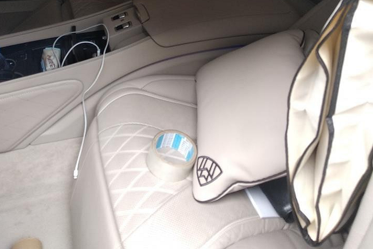 Xe siêu sang Mercedes-Maybach S600 Pullman hay đưa đón ông Trịnh Văn Quyết vẫn sử dụng khối động cơ V12, dung tích 6.0 lít, tăng áp kép, sản sinh công suất 530 mã lực và mô-men xoắn cực đại 830 Nm tương tự như Mercedes-Maybach S600.