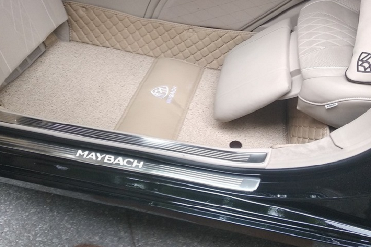 Bên trong khoang lái xe siêu sang Mercedes-Maybach Pullman của ông Trịnh Văn Quyết được trang bị đến 6 ghế ngồi, trong đó, khoang hàng khách có 4 ghế, với 2 hàng ghế sau của Maybach S600 Pullman đối diện nhau và đều có khả năng ngả 43,5 độ cũng như tích hợp thêm bàn đỡ chân chỉnh điện xe bọc da Nappa được khâu hình quả trám kết hợp cùng gỗ Designo màu đen bóng chuyên dùng để tạo ra đàn Pianno.