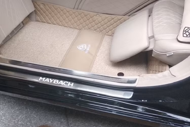 Bên trong khoang lái xe siêu sang Mercedes-Maybach Pullman của ông Trịnh Văn Quyết được trang bị đến 6 ghế ngồi, trong đó, khoang hàng khách có 4 ghế, với 2 hàng ghế sau của Maybach S600 Pullman đối diện nhau và đều có khả năng ngả 43,5 độ cũng như tích hợp thêm bàn đỡ chân chỉnh điện xe bọc da Nappa được khâu hình quả trám kết hợp cùng gỗ Designo màu đen bóng chuyên dùng để tạo ra đàn Pianno.