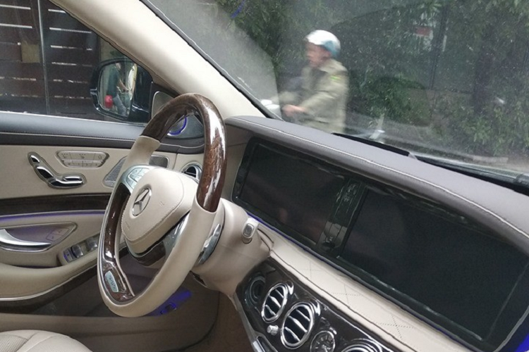 Chiếc xe siêu sang được ông Trịnh Văn Quyết mua vào năm 2018 và nhanh chóng được nhìn thấy lăn bánh trên đường phố Hà thành với chiếc biển trắng. Ước tính giá xe Mercedes-Maybach S600 Pullman sau khi lăn bánh tại Việt Nam không dưới 60 tỷ đồng.