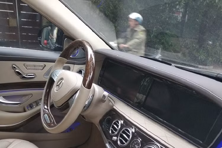 Chiếc xe siêu sang được ông Trịnh Văn Quyết mua vào năm 2018 và nhanh chóng được nhìn thấy lăn bánh trên đường phố Hà thành với chiếc biển trắng. Ước tính giá xe Mercedes-Maybach S600 Pullman sau khi lăn bánh tại Việt Nam không dưới 60 tỷ đồng.