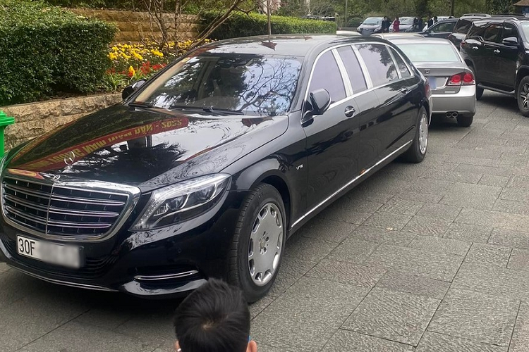 Nếu như ông Trịnh Văn Quyết có hãng hàng không Bamboo Airways chuyên đưa đón mình trên bầu trời thì chiếc Mercedes-Maybach S600 Pullman siêu sang rất hay được nhìn thấy trên đường phố Hà Nội được xem là cận vệ thân tín của ông Trịnh Văn Quyết, Chủ tịch hội đồng quản trị Công ty CP Tập đoàn FLC ở dưới mặt đất.