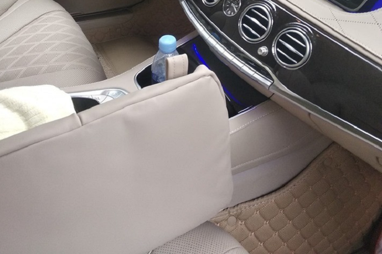 Tại Việt Nam hiện nay chỉ có 2 xe Mercedes-Maybach S600 Pullman và ngoài ra còn có 3 chiếc Mercedes-Maybach S650 Pullman (phiên bản đời sau này của xe Mercedes-Maybach S600 Pullman). Ông Trịnh Văn Quyết chọn màu sơn ngoại thất cho chiếc xe Mercedes-Maybach S600 Pullman của mình là đen và bên trong khoang lái là tông màu cam.