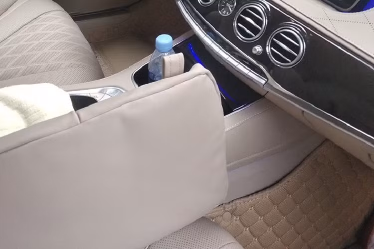 Tại Việt Nam hiện nay chỉ có 2 xe Mercedes-Maybach S600 Pullman và ngoài ra còn có 3 chiếc Mercedes-Maybach S650 Pullman (phiên bản đời sau này của xe Mercedes-Maybach S600 Pullman). Ông Trịnh Văn Quyết chọn màu sơn ngoại thất cho chiếc xe Mercedes-Maybach S600 Pullman của mình là đen và bên trong khoang lái là tông màu cam.