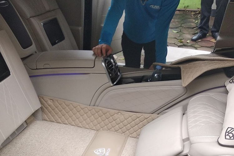 Điểm làm nên sự thú vị của Mercedes-Maybach S600 Pullman của ông Trịnh Văn Quyết chính là chiều dài khủng 6,4 m của xe và thiết kế 3 khoang rất VIP cũng đến 4 cửa sổ. Chiếc xe Mercedes-Maybach Pullman thường được gắn liền với hình ảnh của các triệu phú hay các yếu nhân.