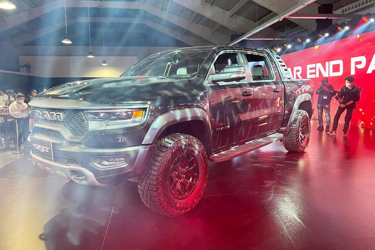 Mới đây, mẫu xe được mệnh danh là siêu bán tải - Ram 1500 TRX 2022 mới - đã chính thức được ra mắt tại thị trường Việt Nam theo diện phân phối chính hãng. Thông tin ban đầu cho biết, chỉ có duy nhất một chiếc Ram 1500 TRX được nhập khẩu về dải đất hình chữ S để giới thiệu.