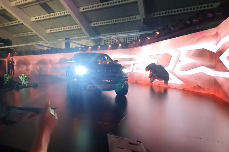 Sức mạnh ấn tượng của xe Ram 1500 TRX sẽ đi cùng hộp số tự động 8 cấp và hệ dẫn động 4 bánh, nhờ đó, mẫu xe bán tải có giá bán 7,9 tỷ đồng tại Việt Nam chỉ mất thời gian 4,5 giây để tăng tốc từ vị trí xuất phát lên 96 km/h trước khi đạt tốc độ tối đa 190 km/h.