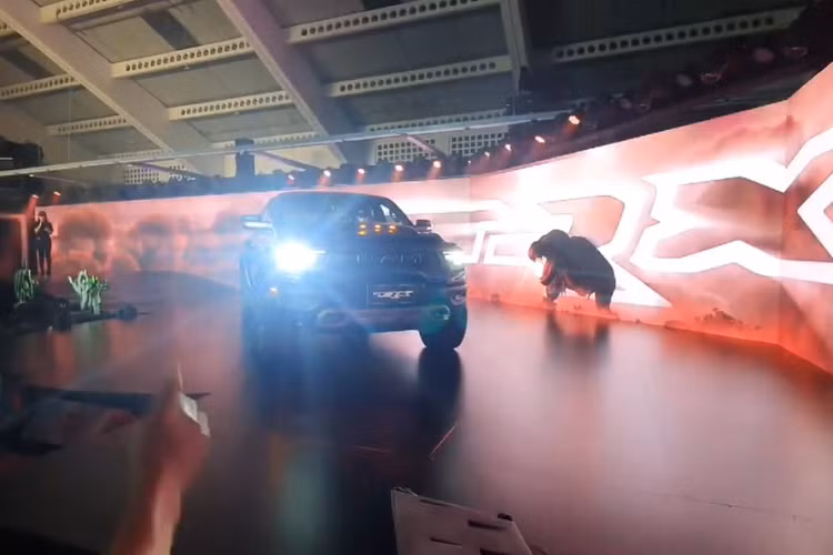 Sức mạnh ấn tượng của xe Ram 1500 TRX sẽ đi cùng hộp số tự động 8 cấp và hệ dẫn động 4 bánh, nhờ đó, mẫu xe bán tải có giá bán 7,9 tỷ đồng tại Việt Nam chỉ mất thời gian 4,5 giây để tăng tốc từ vị trí xuất phát lên 96 km/h trước khi đạt tốc độ tối đa 190 km/h.