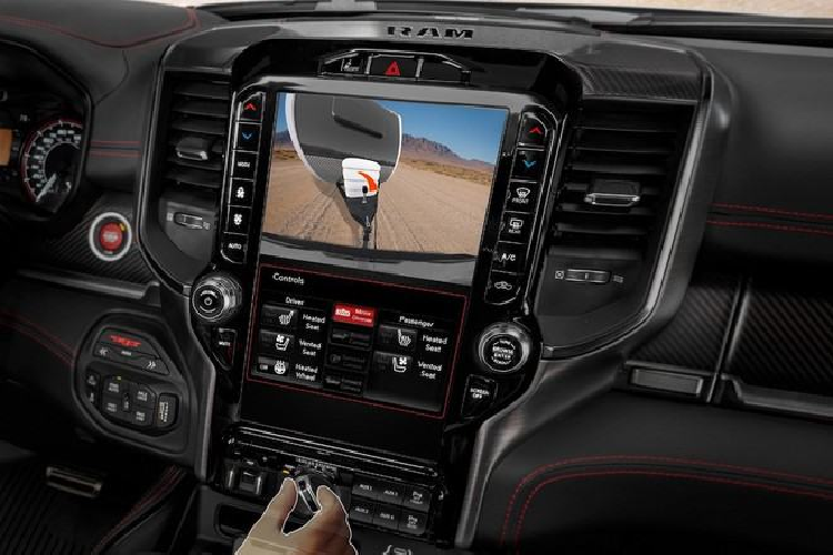 Điểm mạnh của Ram 1500 TRX 2022 tại Việt Nam chính là việc được trang bị khối động cơ Hemi xăng V8, siêu nạp, dung tích 6.2 lít với công suất tối đa 702 mã lực, không thua kém gì siêu xe nhưng đây cũng là điểm yếu khiến giá xe tăng gấp 4 lần khi về nước.