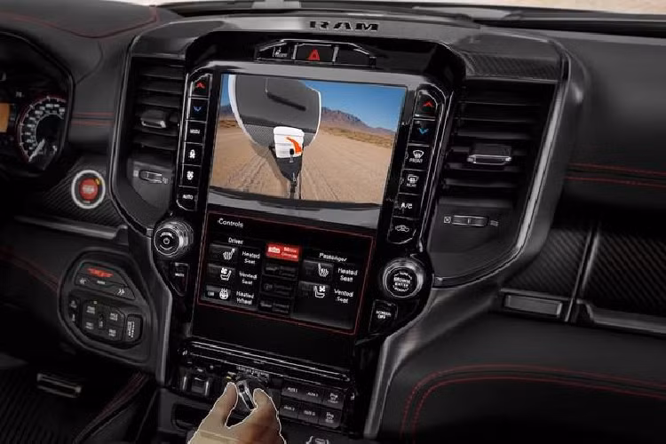 Điểm mạnh của Ram 1500 TRX 2022 tại Việt Nam chính là việc được trang bị khối động cơ Hemi xăng V8, siêu nạp, dung tích 6.2 lít với công suất tối đa 702 mã lực, không thua kém gì siêu xe nhưng đây cũng là điểm yếu khiến giá xe tăng gấp 4 lần khi về nước.