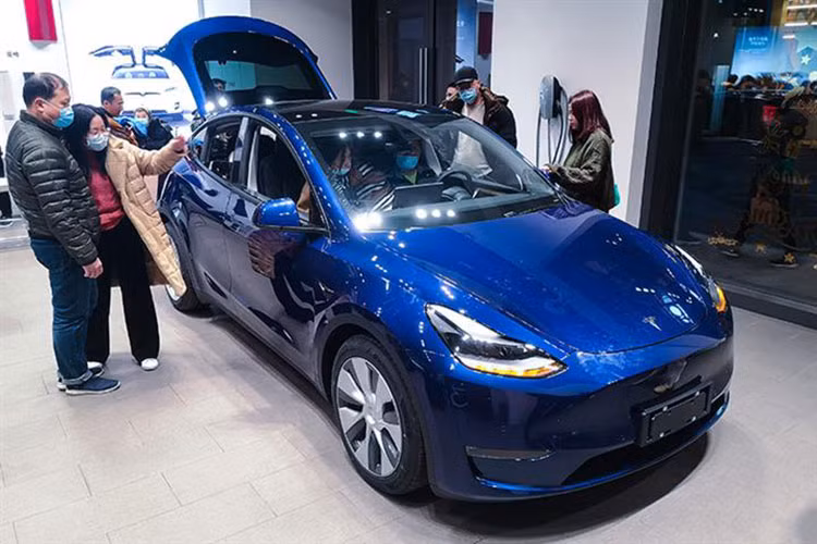 Tesla dai ha gia khien khach Trung Quoc “quay xe” voi oto dien noi dia