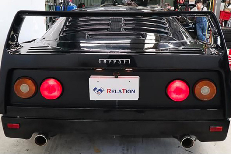 Vì thế, chiếc xe thể thao Mazda RX-7 trong bài viết này rất đặc biệt do đã được sửa đổi nhiều nhưng theo một cách rất độc đáo. Thay vì tô điểm cho nó bằng một số sửa đổi mà bạn có thể mong đợi như body kit thân rộng bánh xe thò thụt, cánh gió lớn phía sau và ống xả thể thao nhưng chủ sở hữu trước đó của xe đã cho Mazda RX-7 độ Ferrari F40.