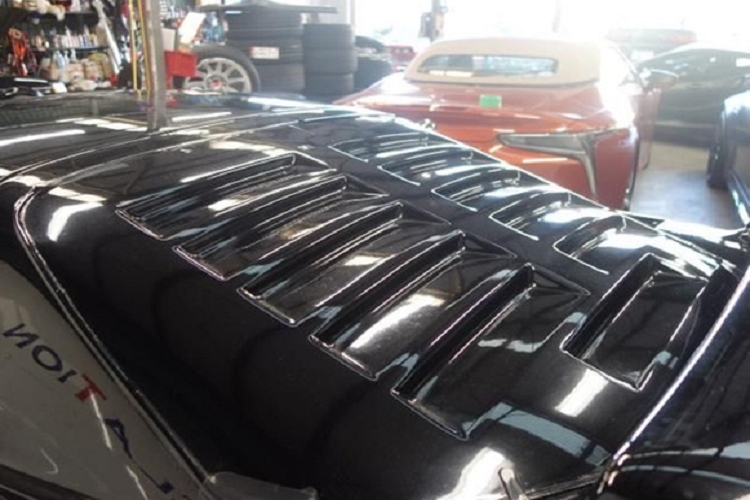 Vì thế, một chiếc xe thể thao Mazda RX-7 được "vịt hóa thiên nga" thành Ferrari F40 trông khá kỳ lạ và hiện đang được rao bán ở Hyogo, Nhật Bản với mức giá 523 triệu đồng, con số trung bình cho các mẫu tin rao bán xe thể thao này từ 480 triệu đồng đến 1,3 tỷ đồng.