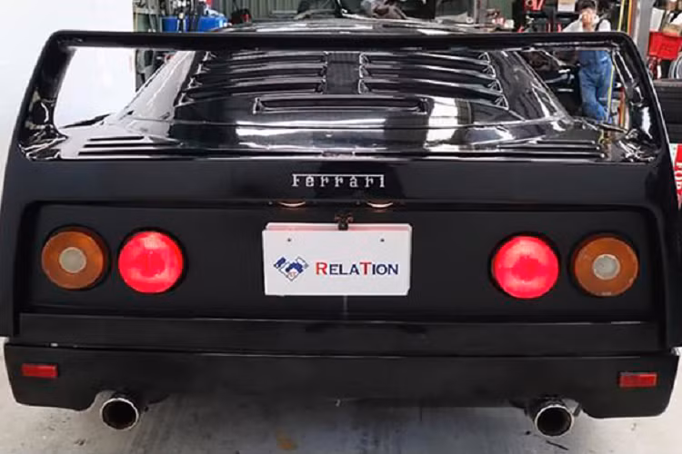 Một điểm khác biệt rõ ràng là chiếc xe thể thao Mazda RX-7 độ thành siêu xe Ferrari đắt đỏ không có ống xả đặt ở trung tâm giống như F40. Một số hình ảnh trong khoang lái cho thấy xe có vô lăng với logo "ngựa chồm" của Ferrari.