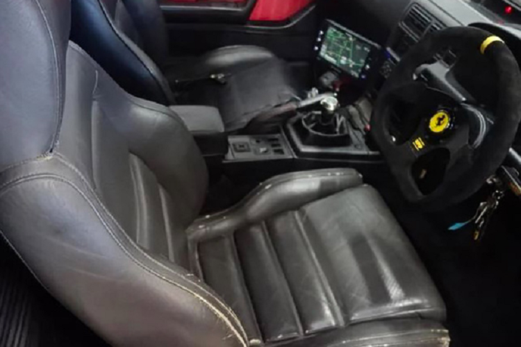 Danh sách tiết lộ một số chi tiết quý giá về lịch sử của chiếc xe và động cơ thúc đẩy chủ sở hữu thực hiện những sửa đổi triệt để như vậy đối với nó. Các bức ảnh cho thấy tất cả các bộ phận bên ngoài đã được thay đổi trong khi bộ áo xe được sơn lại trong một màu đen bóng đơn giản, một màu sắc thường không được nhìn thấy trên những chiếc Ferrari F40 thật so với đỏ, trắng hay vàng.