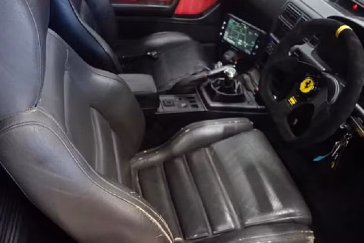 Danh sách tiết lộ một số chi tiết quý giá về lịch sử của chiếc xe và động cơ thúc đẩy chủ sở hữu thực hiện những sửa đổi triệt để như vậy đối với nó. Các bức ảnh cho thấy tất cả các bộ phận bên ngoài đã được thay đổi trong khi bộ áo xe được sơn lại trong một màu đen bóng đơn giản, một màu sắc thường không được nhìn thấy trên những chiếc Ferrari F40 thật so với đỏ, trắng hay vàng.