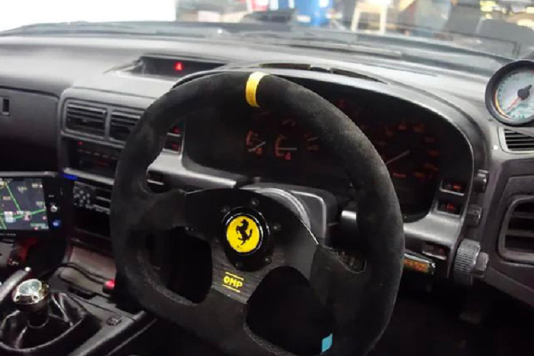 Mọi thứ bắt đầu ở phần đầu xe, nơi chiếc xe thể thao Mazda RX-7 nhận được trang bị cản va và đèn pha mới bắt chước những gì của Ferrari F40 với kiểu "mắt" thò thụt, rất đẳng cấp. Ngay cả các ống dẫn NACA được tìm thấy trên mui xe của một chiếc F40 thật cũng đã được tái tạo cho bản sao này.