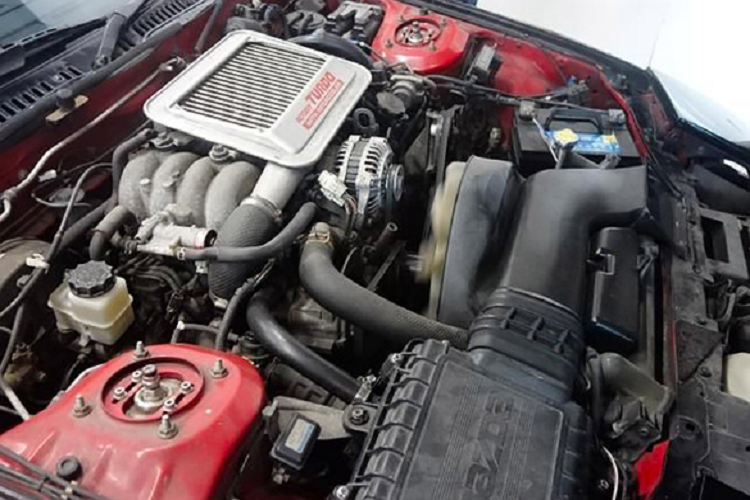 Tiếp tục các nâng cấp là thân xe hoàn toàn mới dọc theo hai bên của Mazda, cũng như bánh xe tương tự như F40. Phần đuôi xe đóng vai trò là điểm nhấn nhờ đèn hậu và đèn xi nhan hình tròn giống Ferrari, cánh gió sau cao chót vót, nắp động cơ Perspex tương tự và một tấm cản gợi ý của F40.