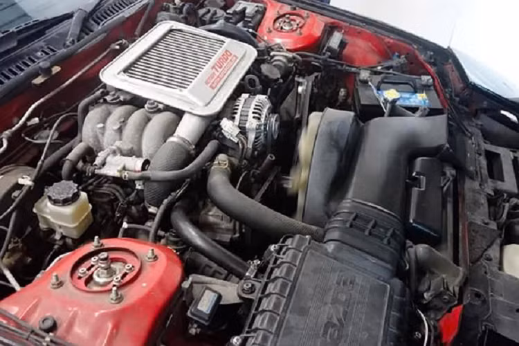 Tiếp tục các nâng cấp là thân xe hoàn toàn mới dọc theo hai bên của Mazda, cũng như bánh xe tương tự như F40. Phần đuôi xe đóng vai trò là điểm nhấn nhờ đèn hậu và đèn xi nhan hình tròn giống Ferrari, cánh gió sau cao chót vót, nắp động cơ Perspex tương tự và một tấm cản gợi ý của F40.