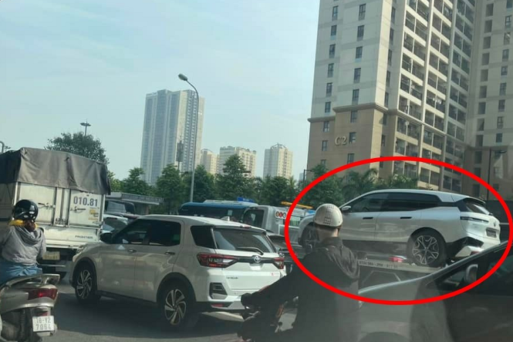 Ngày 20/8 vừa qua, trên mạng xã hội đã lan truyền hình ảnh về chiếc xe điện BMW iX xDrive40 2022 tại Việt Nam đầu tiên, xe được đưa về cách đây 3 tháng và đã đeo biển số Hải Phòng. Cụ thể, xe mang biển số 15K-00X.X0.