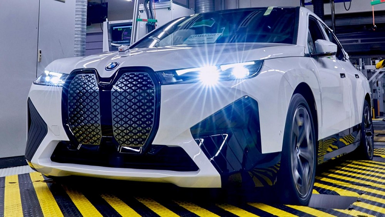 Ngoại thất chiếc SUV hạng sang thuần điện BMW iX xDrive40 2022 độc nhất Việt Nam mang màu trắng cùng các chi tiết sơn đen tạo điểm nhấn như lưới tản nhiệt "giả cầy", cản va trước/sau, nẹp sườn hay điểm nhấn là bộ mâm đa chấu kép cá tính sơn 2 màu tương phản.