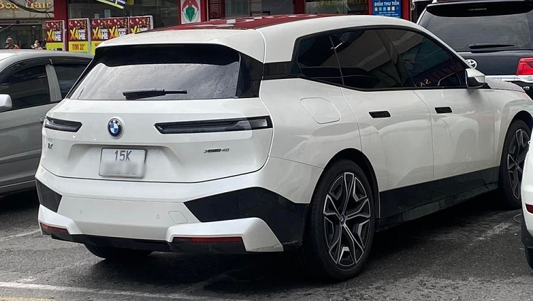 Dù mang biển số của Hải Phòng nhưng chủ nhân của chiếc BMW iX xDrive40 2022 chạy điện được cho sinh sống tại Hà Nội, hình ảnh hiếm hoi về xe được chụp tại 1 bãi đỗ ở trung tâm tại phường Ngọc Lâm, quận Long Biên, thành phố Hà Nội.