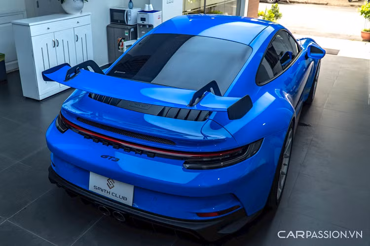 Xe có khả năng tăng tốc từ 0-100km/h trong 3,2 giây và đạt tốc độ tối đa lên tới 317 km/h. Để phù hợp với sức mạnh mới và tối ưu khả năng chạy trong đường đua, Porsche còn nâng cấp hệ thống treo so với 911 tiêu chuẩn.