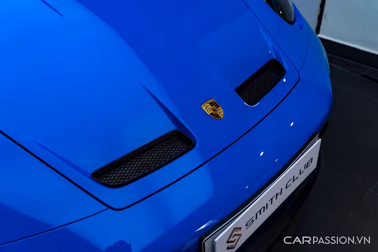 Porsche 911 GT3 thế hệ mới chính thức trình làng công chúng sau hơn 2 năm kể từ thời điểm thế hệ 992 xuất hiện, thương hiệu xe hơi nước Đức mô tả “đứa con cưng” là mẫu xe mang trên mình ‘DNA’ xe đua nhiều nhất trong các mẫu 911 GT3 thương mại từ trước đến nay.